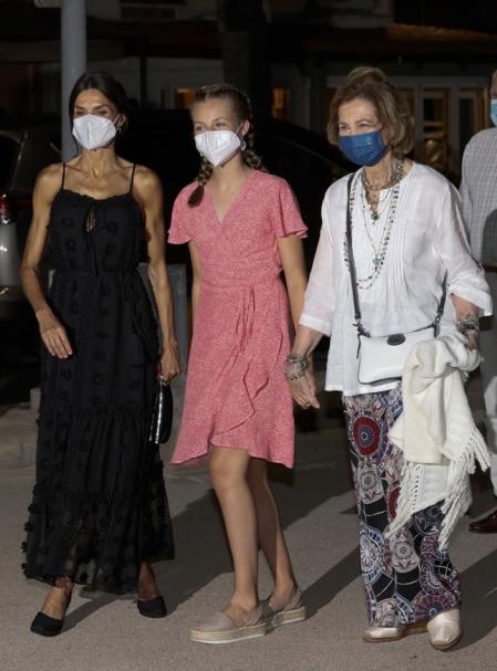 La reina Letizia, junto a la princesa Leonor y la reina Sofía, el sábado por la noche tras cenar en Portixol (Palma)