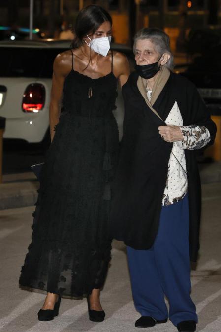 La reina Letizia atiende a la princesa Irene de Grecia tras la cena familiar en Portixol (Palma)