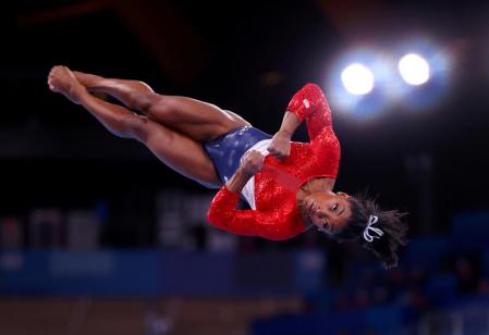 Simone Biles, durante el vuelo que la lleva al desconcierto, en Tokio 2020