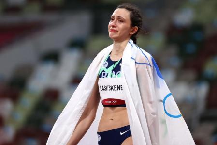 Maria Lasistkene, envuelta en la bandera de la ROC, llora en Tokio 2020