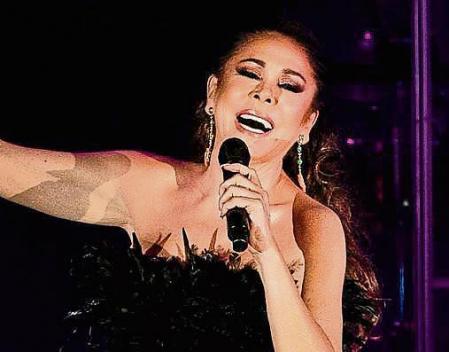 GRAF827. JEREZ DE LA FRONTERA (CÁDIZ), 07/08/2021.- La cantante Isabel Pantoja durante su actuación en el Tío Pepe Festival, su único concierto en España este año, este sábado en Jerez de la Frontera (Cádiz). EFE/Román Ríos