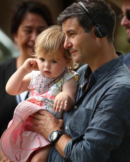 Neve Te Aroha Ardern Gayford, acompañada de su padre Clarke, escucha a su madre en una rueda de prensa