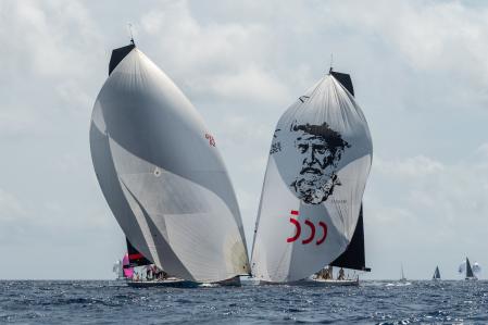 El Blue Carbon y el Aifos, con el spinnaker en el que se ve el rostro de Juan Sebastián Elcano, se cruzan en una empopada