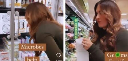 Jodie Meschuk lamiendo diferentes objetos en un supermercado