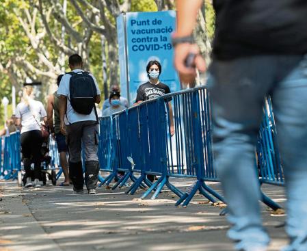 Colas vacunación Centro Vacunación Fira de Barcelona