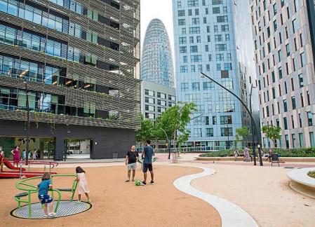 IMAGEN DE ARQUITECTURA DE EDIFICIOS DE ALREDEDOR DE PLAÇA GLORIES