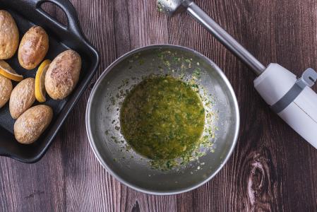 Patatas al microondas con mojo verde canario