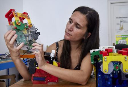 Mónica Rikić La artista, con una de sus creaciones, el robot cotilla, que dialoga con otros congéneres, y se mueve por el tendedero, símbolo de la muy humana actividad de confesar rumores y certezas cuando se tiende la ropa