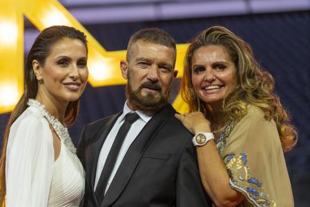 Paloma Cuevas, deslumbrante junto a Antonio Banderas y Sandra García Sanjuán en la Gala Starlite Marbella, el pasado 7 de agosto.