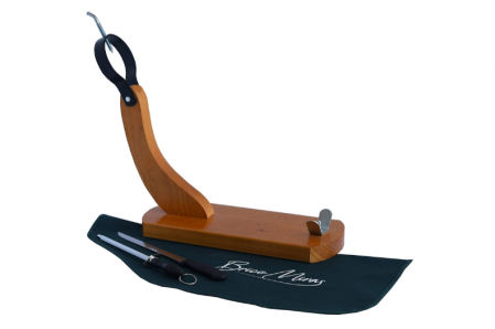 Jamonero con herramientas.