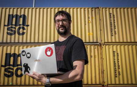 15 - 06 - 2021 / Barcelona /  Marçal Rossinyol, un dels directius de l'empresa AllRead Learning Machines. Aquesta empresa es dedica a llegir els codis i símbols que serveixen per a localitzar i marcar l'itinirari dels contenidors del port. Ho fas amb els camions o trens en marxa, carregats de contenidors, encara que el cartell estigui brut o rebregat. També tenen una aplicació que perrmet a les persones que venen a mirar els comptadors de la llum, el gas o l'aigua a les cases, i fer-ho passant el mòbil com si fos en una gravació i ja queda tot enregistrat, sense haver-ho d'apuntar. Aquest reportatge forma part d'un reportatge més extens dedicat a empreses que excel·leixen en l'àmbit tecnològic i que es publicarà al Magazine  / Foto: Llibert Teixidó