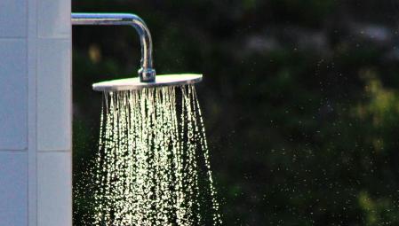 La ducha caliente es una aliada para no planchar la ropa