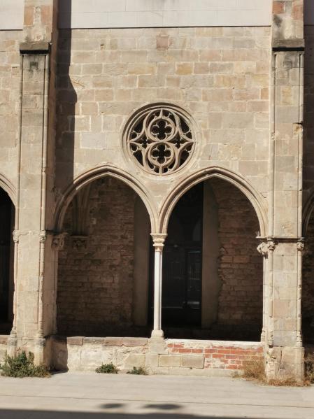 Fachada gótica del convento