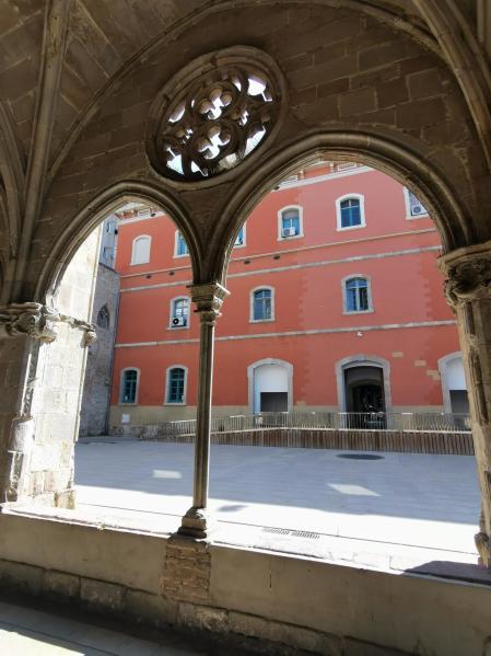 Imagen de los portones del convento