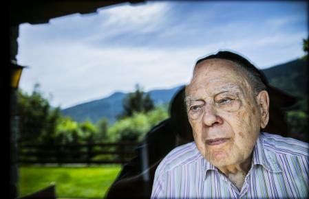 Pujol mira la Vall de Ribes a través de la ventana de la casa familiar