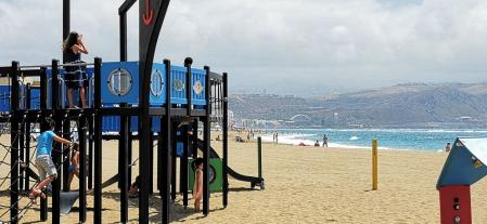 Las Canteras, una playa urbana de arenas doradas de más de tres kilómetros de longitud