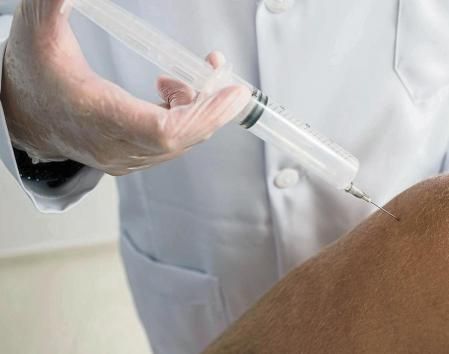 Un terapeuta inyecta ozono en la rodilla de un paciente