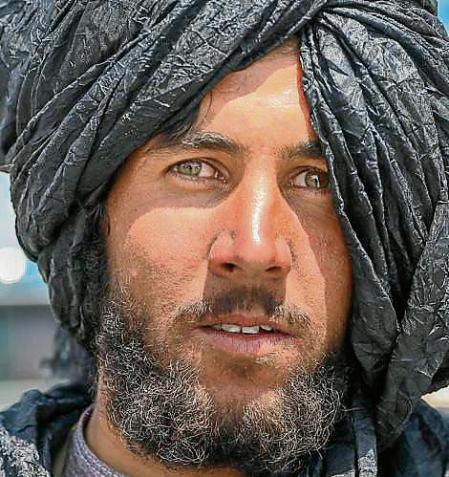 Kabul (Afghanistan), 16/08/2021.- A Taliban fighter poses for a photograph in Kabul, Afghanistan, 16 August 2021. Taliban co-founder Abdul Ghani Baradar, on 16 August 2021, declared victory and an end to the decades-long war in Afghanistan, a day after the insurgents entered Kabul to take control of the country. Baradar, who heads the Taliban political office in Qatar, released a short video message after President Ashraf Ghani fled and conceded that the insurgents had won the 20-year war. (Afganistán, Catar) EFE/EPA/STRINGER