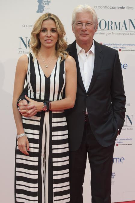 La pareja estaría acompañada por Albert, hijo del primer matrimonio de Alejandra, y sus dos hijos en común, de 1 y 2 años.