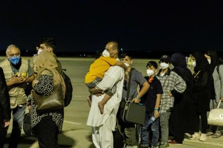 Entre los 48 afganos evacuados hasta ahora se observan varias familias con hijos menores de edad