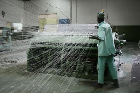 Trabajador de una fábrica textil en África.