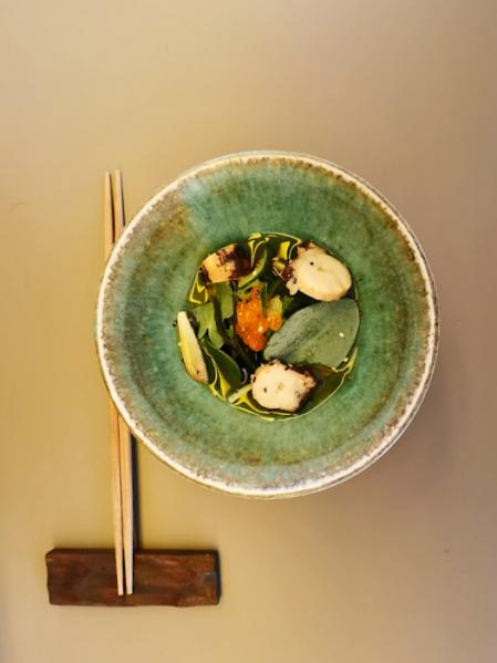 Sunomono de pulpo y hierbas de costa