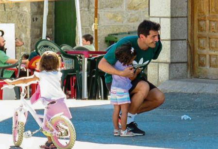 Former soccerplayer Iker Casillas with a child in Navalacruz, 18 August 2021