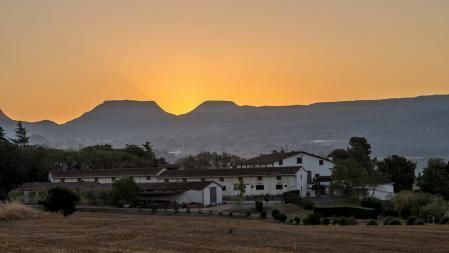 La estampa del cielo despejado y el sol en Osona