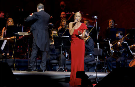 Marta Sánchez ha compuesto una letra para el himno nacional.