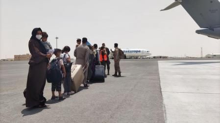 Los repatriados en el segundo vuelo español que ha despegado desde Kabul esperan a embarcar