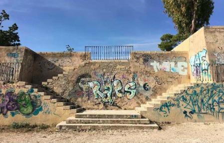 Escalera que comunica la terraza inferior con el torreón