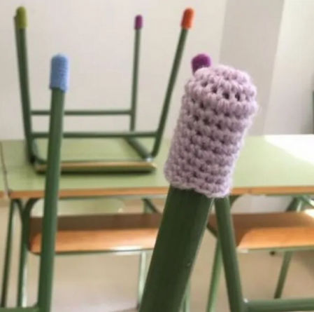 Botas hechas de ganchillo para las patas de las sillas