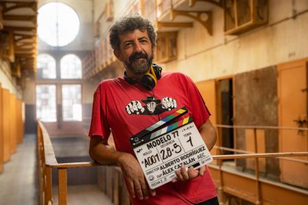 El director de la película, Alberto Rodríguez, en la Modelo durante el rodaje.