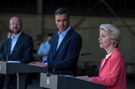 El presidente del Gobierno, Pedro Sánchez; la presidenta de la Comisión Europea (CE), Ursula von der Leyen , y el presidente del Consejo Europeo, Charles Michel, intervienen en su visita al centro de acogida de ciudadanos europeos y colaboradores afganos evacuados desde Kabul, este sábado en Torrejón de Ardoz.