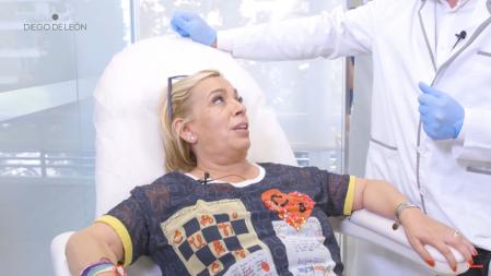 Carmen Borrego muestra paso a paso ante la cámara su tratamiento estético