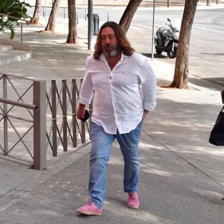 Pepe el Marismeño en el tanatorio para velar a la madre de María del Monte