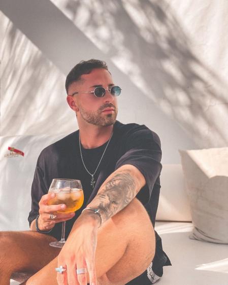 Pablo ha cambiado radicalmente de imagen tras su injerto capilar.