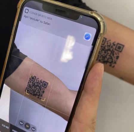 El joven italiano se ha tatuado el código QR en su piel