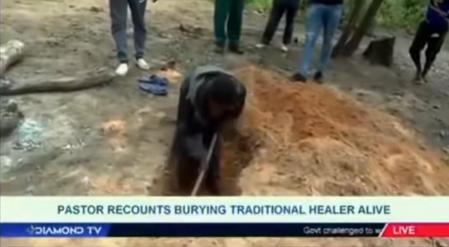 Sakara logró convencer a tres de sus feligreses para que le ayudaran.