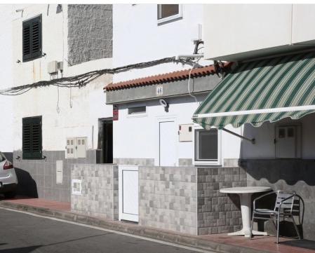 La terraza ilegal imposibilita el paso de los peatones