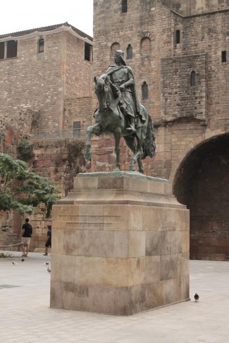 La escultura se encuentra en la plaza que lleva el mismo nombre