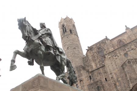 Es una escultura de estilo gótico en época medieval