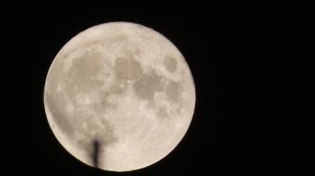 La luna llena sobre el despejado cielo de la playa de Gavà