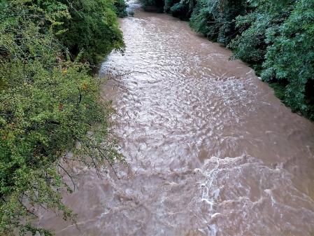 El río Ges crecido a su paso por el Pont de Tarragona