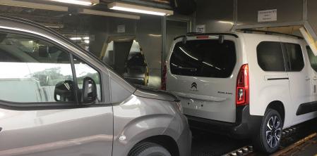 En la primera fase, la “ducha en serie”, los coches deberán resistir una cantidad de agua similar a la de una tormenta durante 4-5 minutos&nbsp;