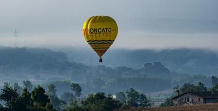 Un globo se aleja de la niebla