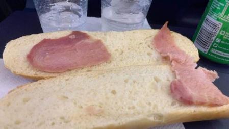 El bocadillo apenas tiene tres tristes lonchas de beicon