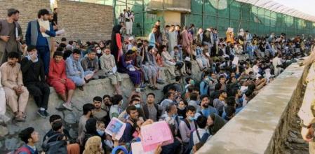 Se ha producido una fuerte explosión en los alrededores del aeropuerto de Kabul, donde miles de personas tratan de acceder a los vuelos de evacuación de las potencias occidentales. Según explican fuentes de los talibanes a Aljazeera, hay al menos 13 muertos, entre los que hay niños.