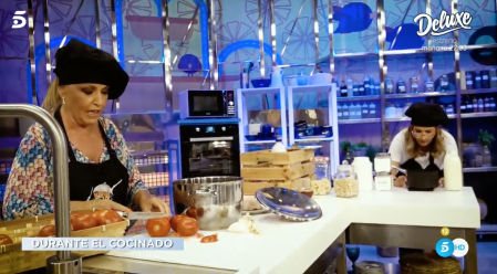 En esta ocasión, han sido Lydia Lozano y Laura Fa las encargadas de cocinar un menú para deleitar a sus comensales