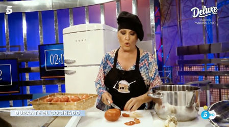 Lydia Lozano ha rescatado la cabeza del pulpo del cubo de la basura y lo ha puesto de nuevo dentro de la olla